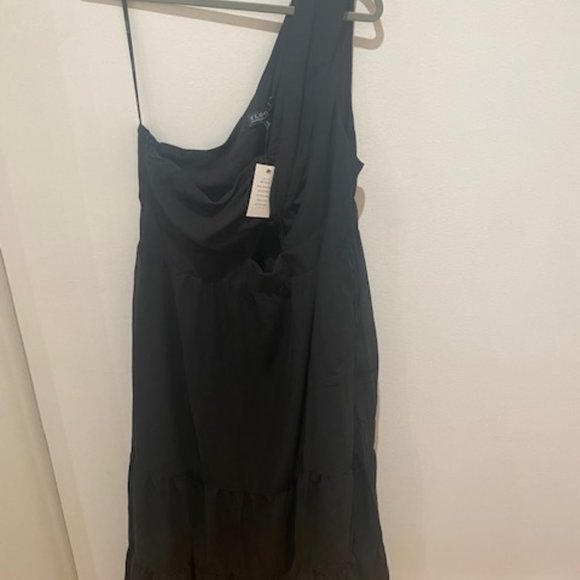 Plus Size Black One Shoulder Dress with Cutout (Sizes 18 and 20) - Picture 5 of 8